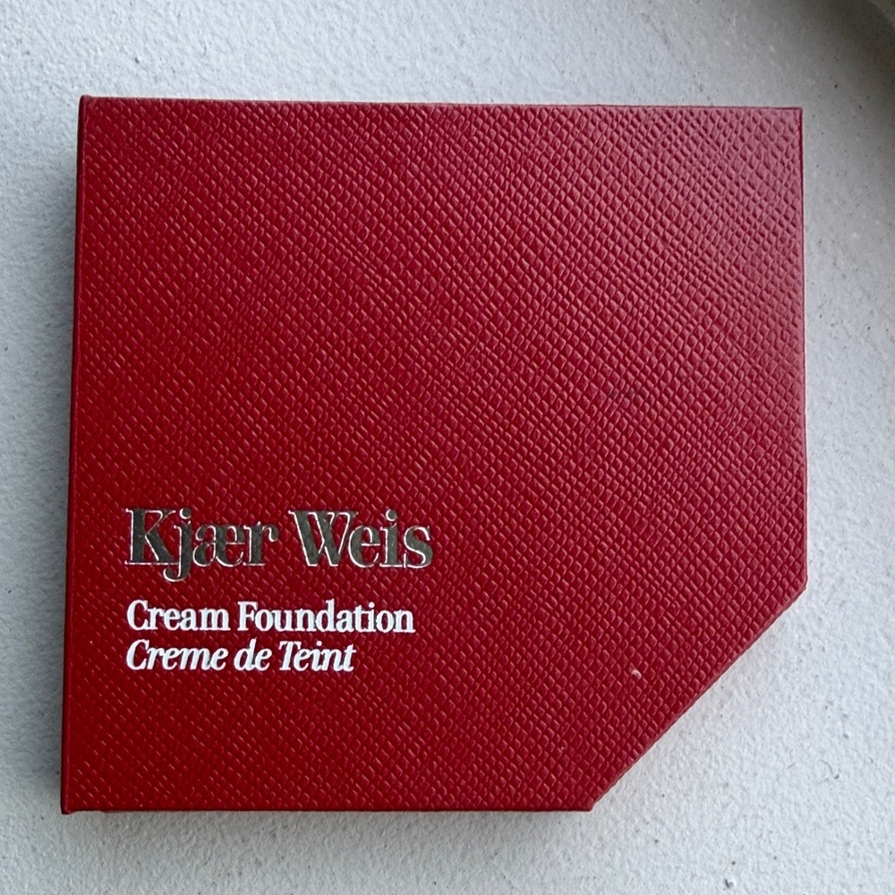 🦄 Kjaer Weis 🦄 Red Edition Compact: Cream Foundation--F120/Weightless Refill
